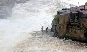 命がけかよ。増水した滝の中で釣りをする三人組が撮影される(((ﾟДﾟ)))