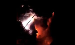 【動画】絶え間ない稲妻。ルアン火山の大噴火を撮影した映像がすごい。