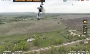 【軍事】ロシア軍のSu-25と衝突しかけたドローンからの映像が公開される。