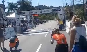 ゴールラインの悲劇まであと数ミリ。自転車レースで撮影された危なすぎるカメラマンの映像。