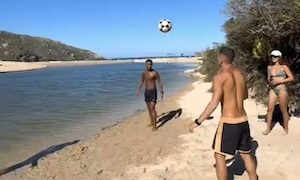 【動画】ブラジルの一般人、サッカーボールの扱いがうますぎる(°_°)