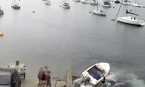 回転するボートに何度もひかれてしまう男性が撮影される(((ﾟДﾟ)))