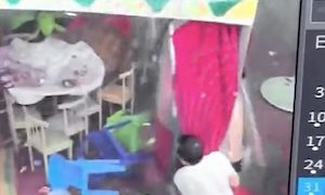 【動画】突風からテントを守ろうとした男性、一緒に飛ばされてしまう。