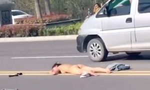 道路のど真ん中に全裸で倒れていた女性のせいでおばあさんが車にひかれてしまう。
