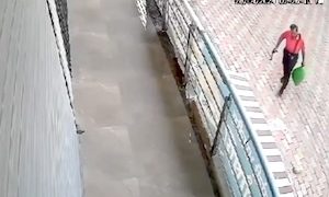 【動画】窓から外れた雨戸の直撃を受けた通行人が亡くなった事故。