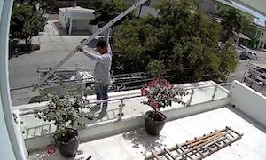 【動画】顔から火が(°_°)屋根のメンテナンス業者が感電してしまう事故。