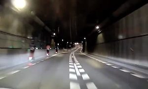 【怖い】軽車両通行禁止の新宿御苑トンネルを走る電動キックボード集団が話題に。