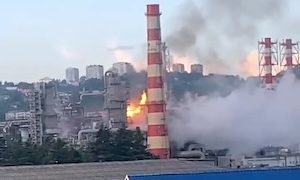 【動画】ロシアの製油所が無人機の特攻により炎上。撃ち落とすシーンもあり。