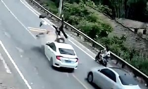 追い越し車が原因でバイクのお姉さんが空中で2回転半してしまう事故。