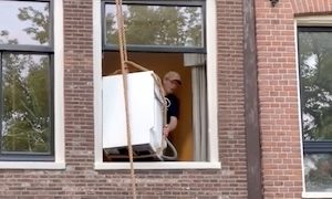 【動画】下手くそかっ。窓から洗濯機を降ろそうとした男の悲劇。