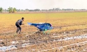 【動画】タイの広大な水田を耕すトラクター、速すぎるｗｗｗｗｗｗ