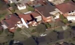 【動画】住宅街に墜落しかけたセスナ機を上空から撮影した映像。