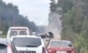 【動画】ロシア軍、道路を通行止にしてミサイルを発射する。