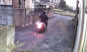 【茨城】新聞配達のバイクが車に派手にはねられてしまう事故の防犯カメラ映像。