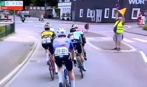 【動画】ドイツの自転車ロードレースでおばあちゃんがはねられそうになる事故。