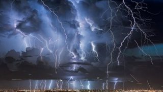 【動画】雷雨を撮影してた女性のスマホに雷がスマッシュヒット！！