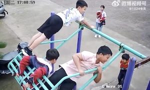 【痛い】少年たちのブランコ遊びで起きた危ない事故の映像。