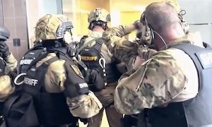 【動画】モニター越しに強盗を撃ち抜いたSWATのスナイパーがカッコヨスギ！