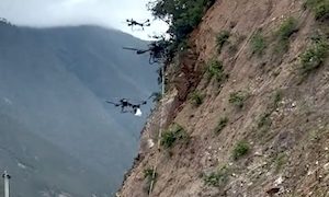 【動画】中国山間部ではセメント袋を運ぶのにドローンが活用されている。