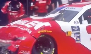 体全体を使ってボンネットを直すNASCARのピットクルーが人気にｗｗｗｗ