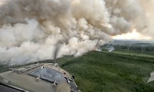 山火事に挑む空中消火機側からの映像がカッコイイ。