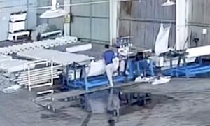 【動画】作業員が回転する機械に巻き込まれて大回転してしまう事故の最新版。