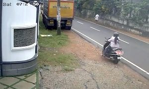 【動画】バイク女子、駐車していたトラックに高速のまま突っ込んでしまう。