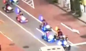 【渋谷】スマホ歩きの女性がバスに突っ込む事故の動画がバズる(°_°)