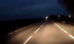 【動画】バイクなら死んでた。夜道で遭遇したトラップすぎる対向車がひどい。