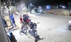 【4秒】バイク同士の見事な正面衝突。お互いに相手が避けると考えた結果。