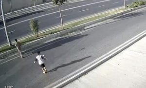 【動画】7歳の男の子が車にはね飛ばされてしまう恐ろしい事故。