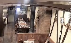 【動画】石川県の居酒屋さん、隣の解体工事の失敗で壁を破壊されてしまう(@_@;)