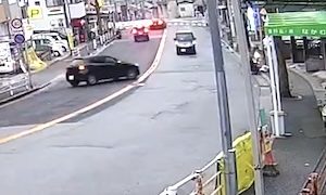 なんだその事故。神戸で撮影されたどこ見て運転の事故ドライブレコーダー。