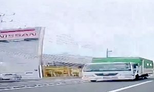 【動画】日産追浜工場に入るトラックに突っ込んだバイクが爆発する事故。