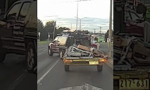 トレーラーを牽引した車が起こしたお馬鹿な事故の映像。