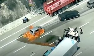 【動画】燃料が漏れて引火しているゾーンに突っ込んだ車、燃えかける。