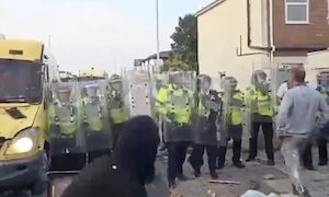 【動画】警官隊を最前列で煽っていたおっさんに仲間の投げたレンガが命中しまくるｗｗｗ