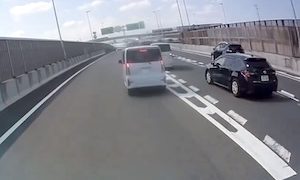 お盆の高速道路。大阪で目撃された阪神高速上で停車する軽自動車が怖いドラレコ。