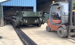 【動画】冷戦時代の古い対戦車車両「FV4005」を復元するプロセス。