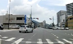 【福岡】どういう事なの。県道296号で謎暴走する日産ノートが撮影される。