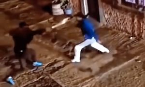 マチェテ男vs棒男。マチェテの間合いを読み切って一撃で倒した男がすごい動画。