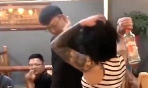 【動画】中国人男怖すぎる。飲みの席で女性をフルボッコにする。