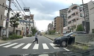 【大阪】正解が分からない交通ルール。横断歩道を歩行者と一緒に横断する車の映像。