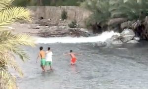 【動画】鉄砲水を甘く見た危機意識ゼロ男、命をおとしかける。