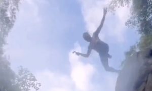 【動画】水面下に岩が隠れているのを知らずに飛び込んでしまった男。