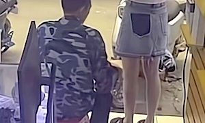 【動画】女性のデニムスカートに火を付ける男が撮影される。