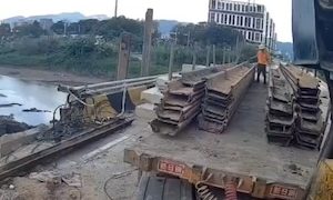 【中国】倒れた鋼材に作業員が潰されてしまう事故の映像が公開される。