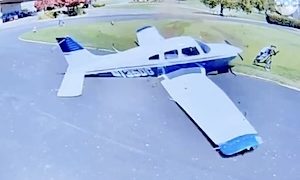 【動画】ゴルファー危機一髪。グリーンにいた男性の直ぐ側に小型機が墜落。