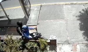 【動画】女性のカバンを奪った直後に事故った強盗さん、住民からボコられる。