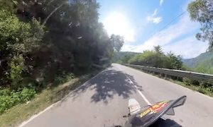 【動画】危険な大型バスに危うく殺される所だったバイク乗りの車載(((ﾟДﾟ)))